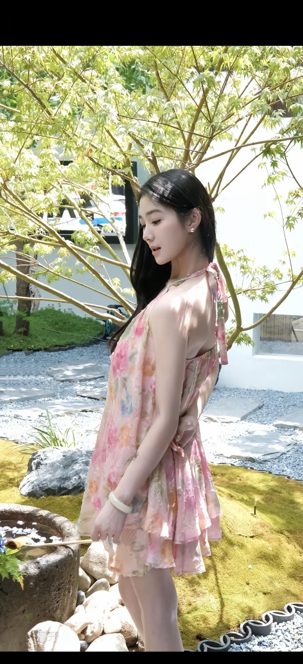 这姑娘在公园里拍照呢。