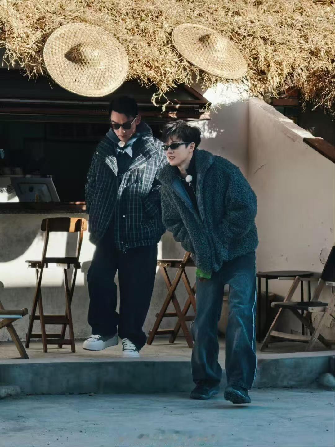 李昀锐郑恺同框有～看给孩子冷的！ 