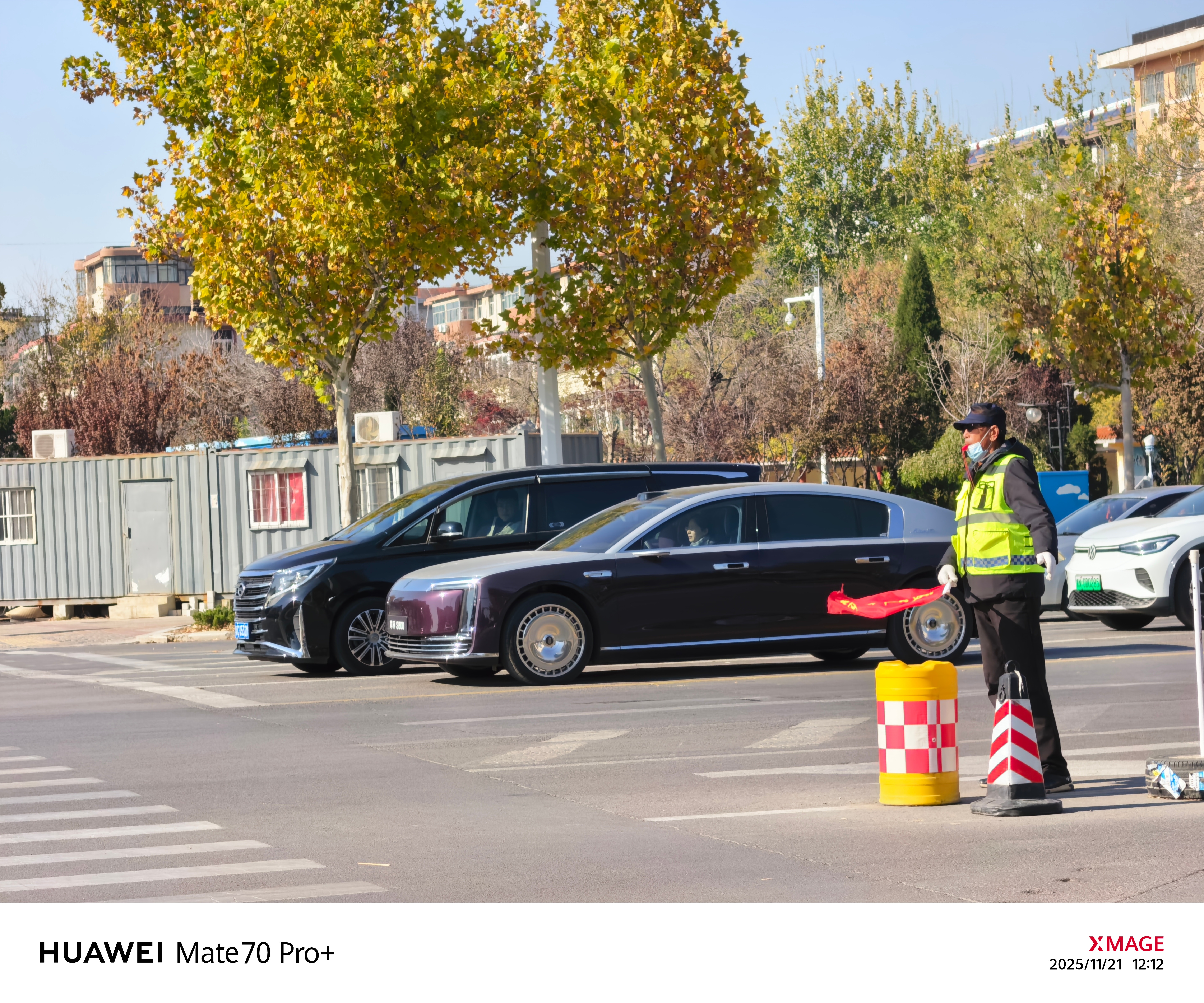 中午下班路上偶遇一辆尊界S800，真的太尊了！实事求是的说，没想到在我这妥妥的三
