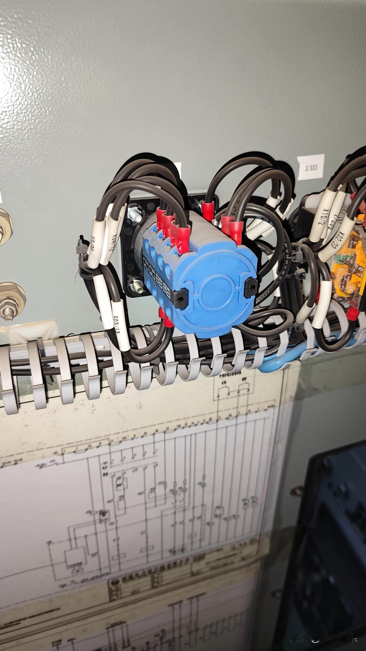 说说主令电器中的常客，旋钮

如图所示，在电气设备的控制系统中，自复位按钮是主角