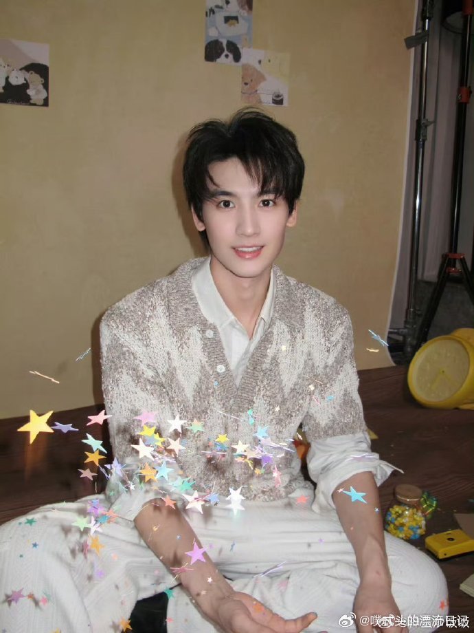 黄俊捷为角色剪短发利落短发，尽显演员诚意。黄俊捷为角色重塑外形，专注打磨角色，这