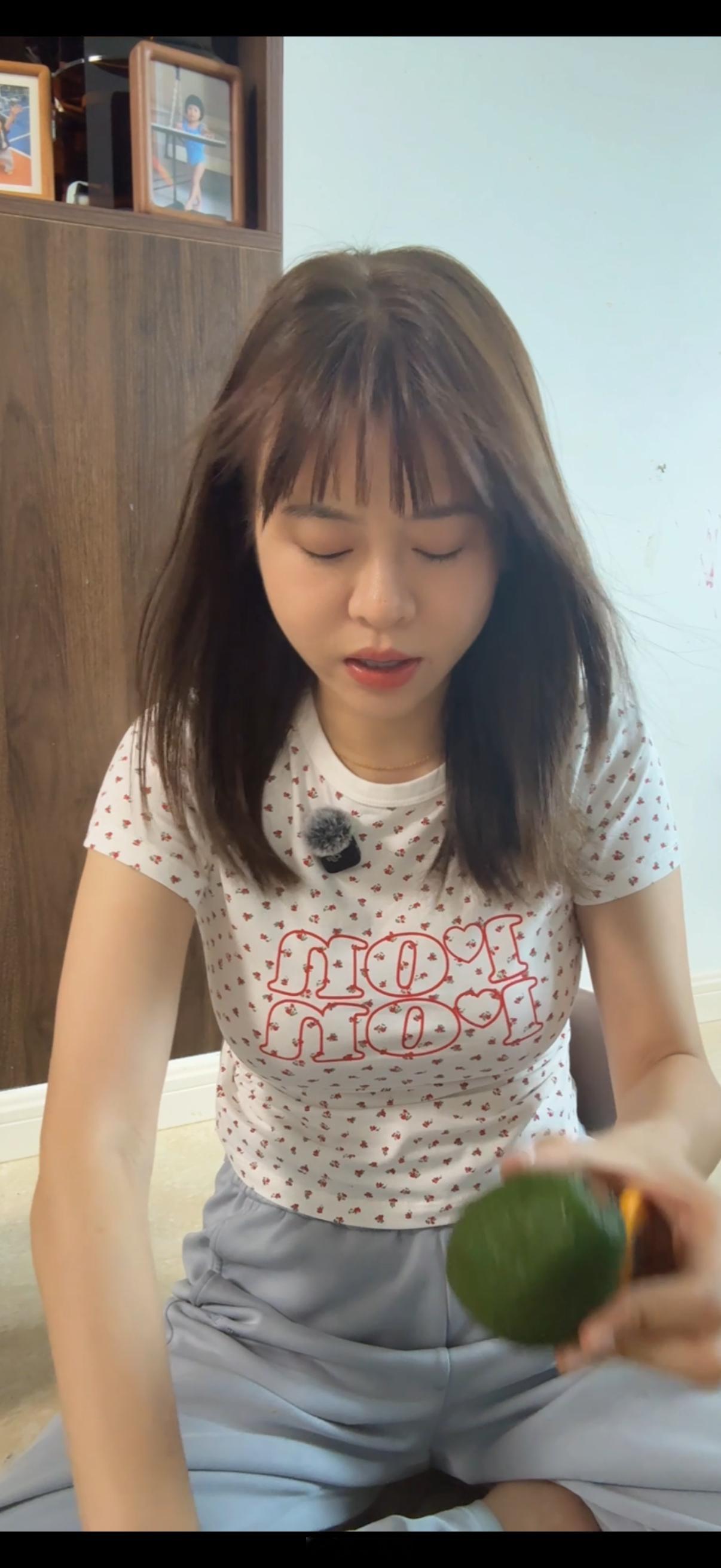 染好头发回来了，还拍了一期开箱截个屏给大家赏析我的新头太热了，在镜头后面摆了个风