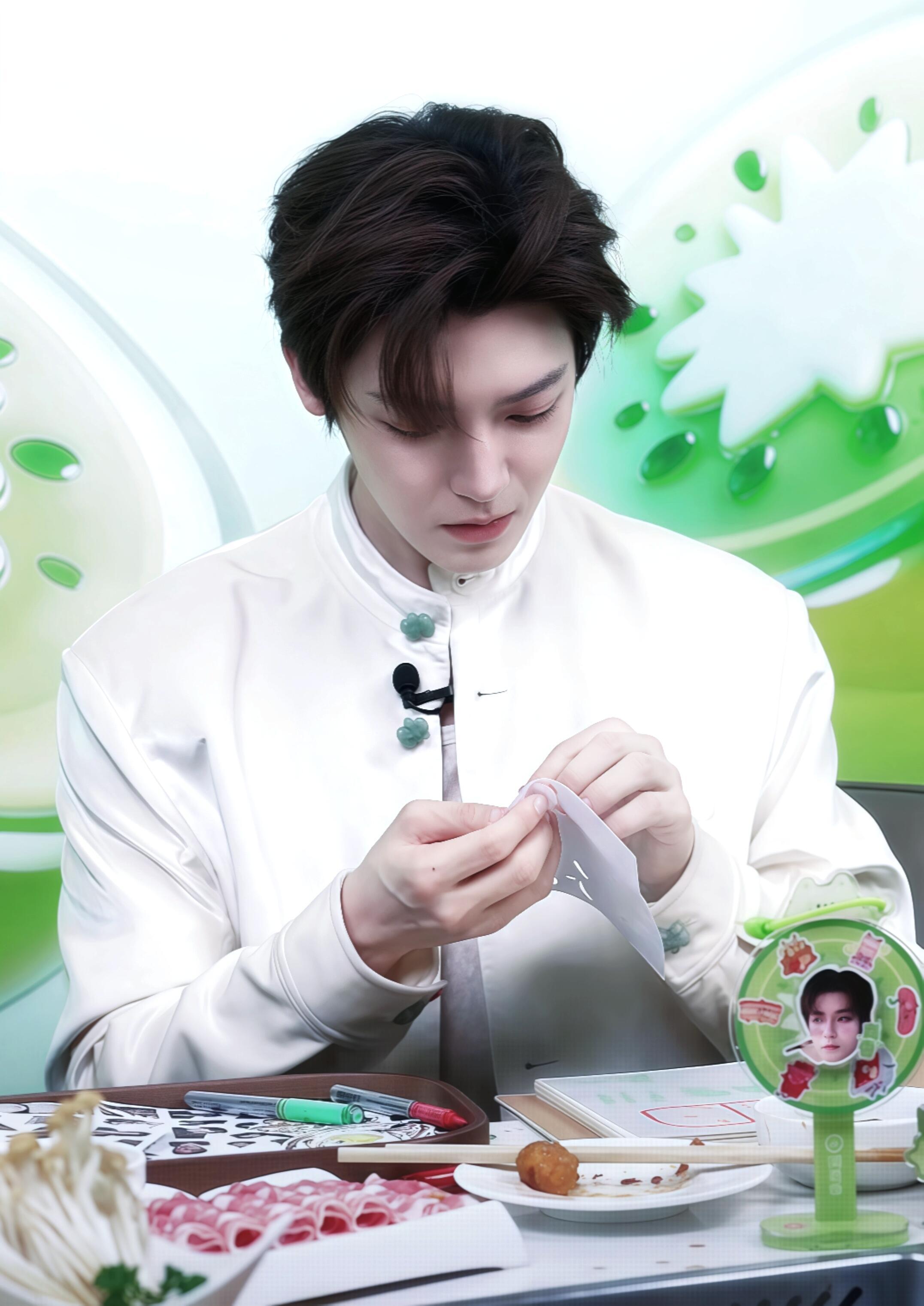 侯明昊下班怎么还连吃带拿的 没有人能拒绝美食奶茶的诱惑，打工人侯明昊也得补充能量