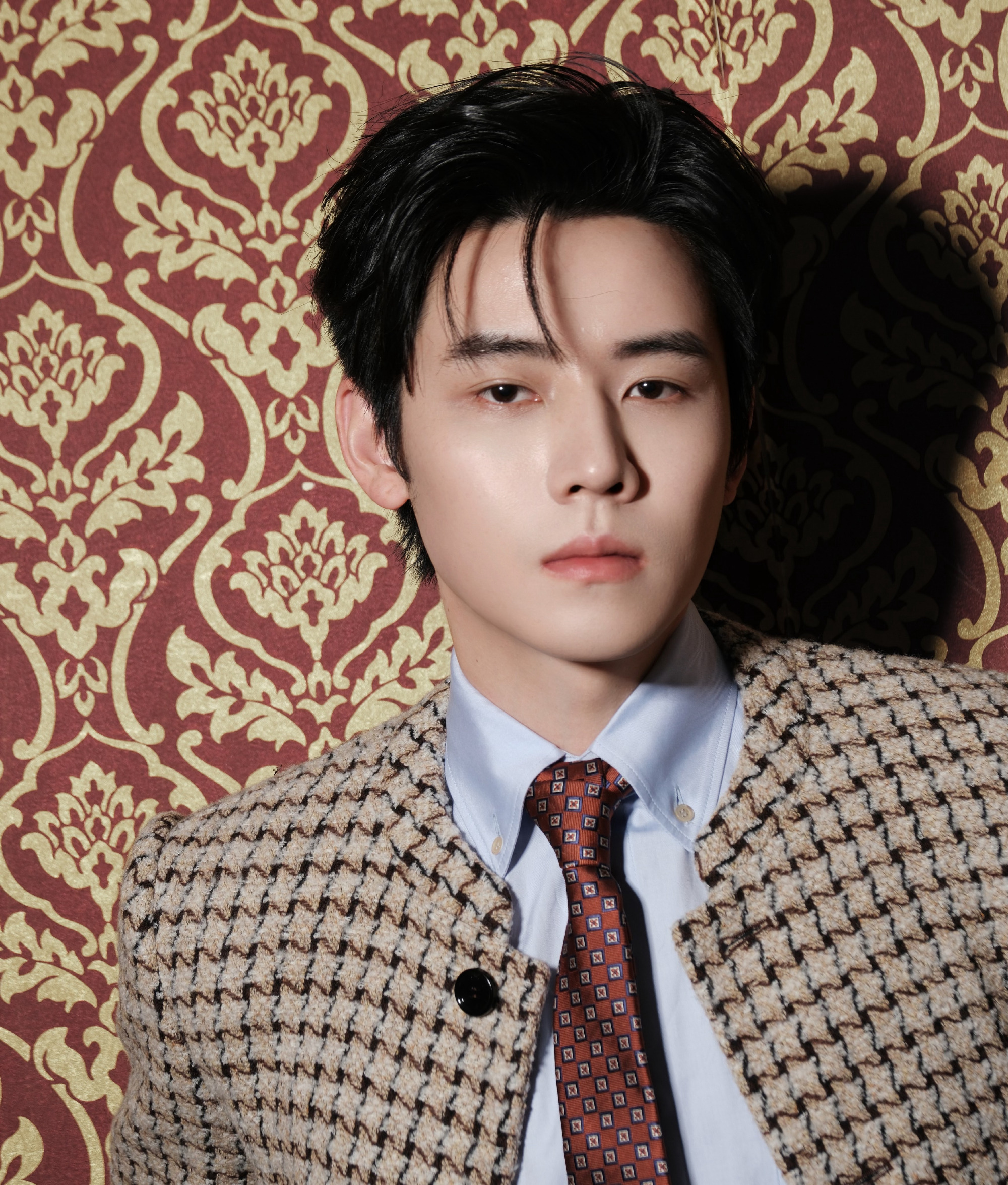 任豪身穿Valentino格纹外套搭配丹宁裤装出席品牌线下活动，爆款剧集之后奢牌