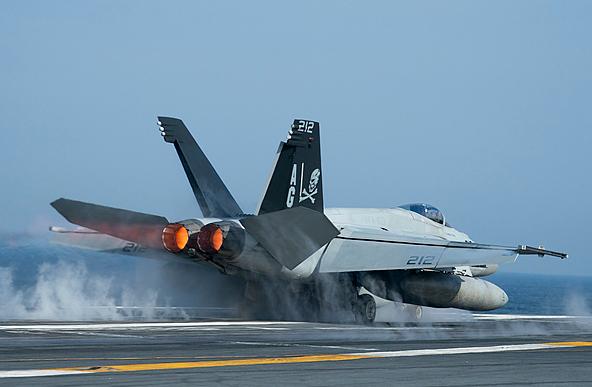 美国“尼米兹”号航母在南海地区30分钟内连续两架飞机起飞后坠海，在互联网上引起很