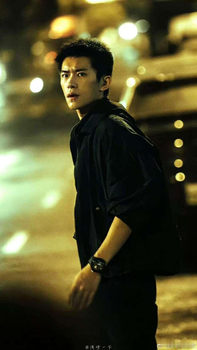 易烊千玺寸头皱眉这一下易烊千玺寸头皱眉这一下野性的魅力直接就已经爆棚了呀，完全就