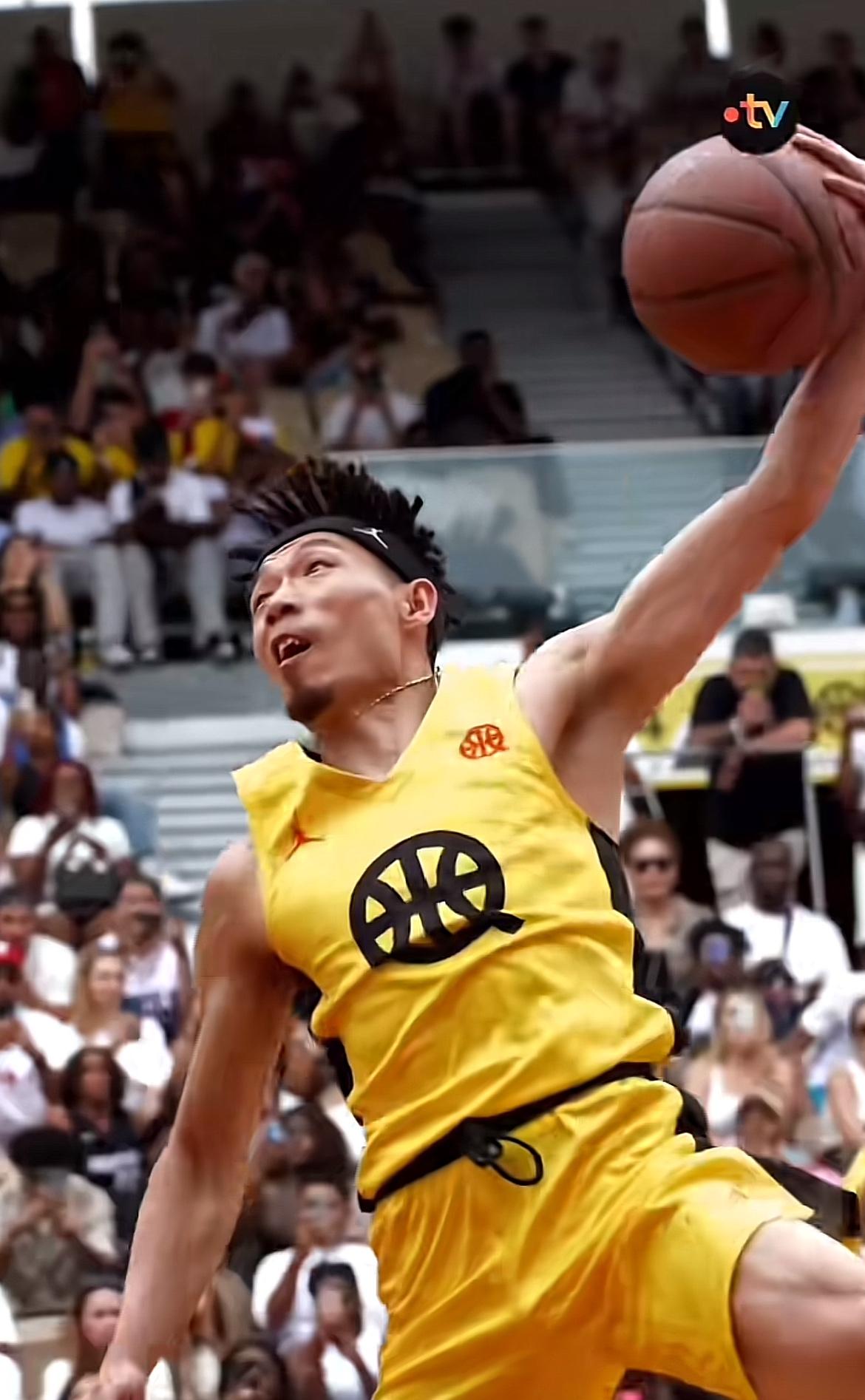 这扣篮，NBA顶级扣将詹姆斯、霍华德也不敢说稳扣吧！当年看直播，感觉格里芬飞跃轿