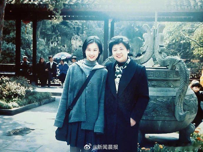 被 黄圣依发15岁与妈妈合影 甜到！黄圣依官宣和妈妈一起参加 是女儿是妈妈 ，言