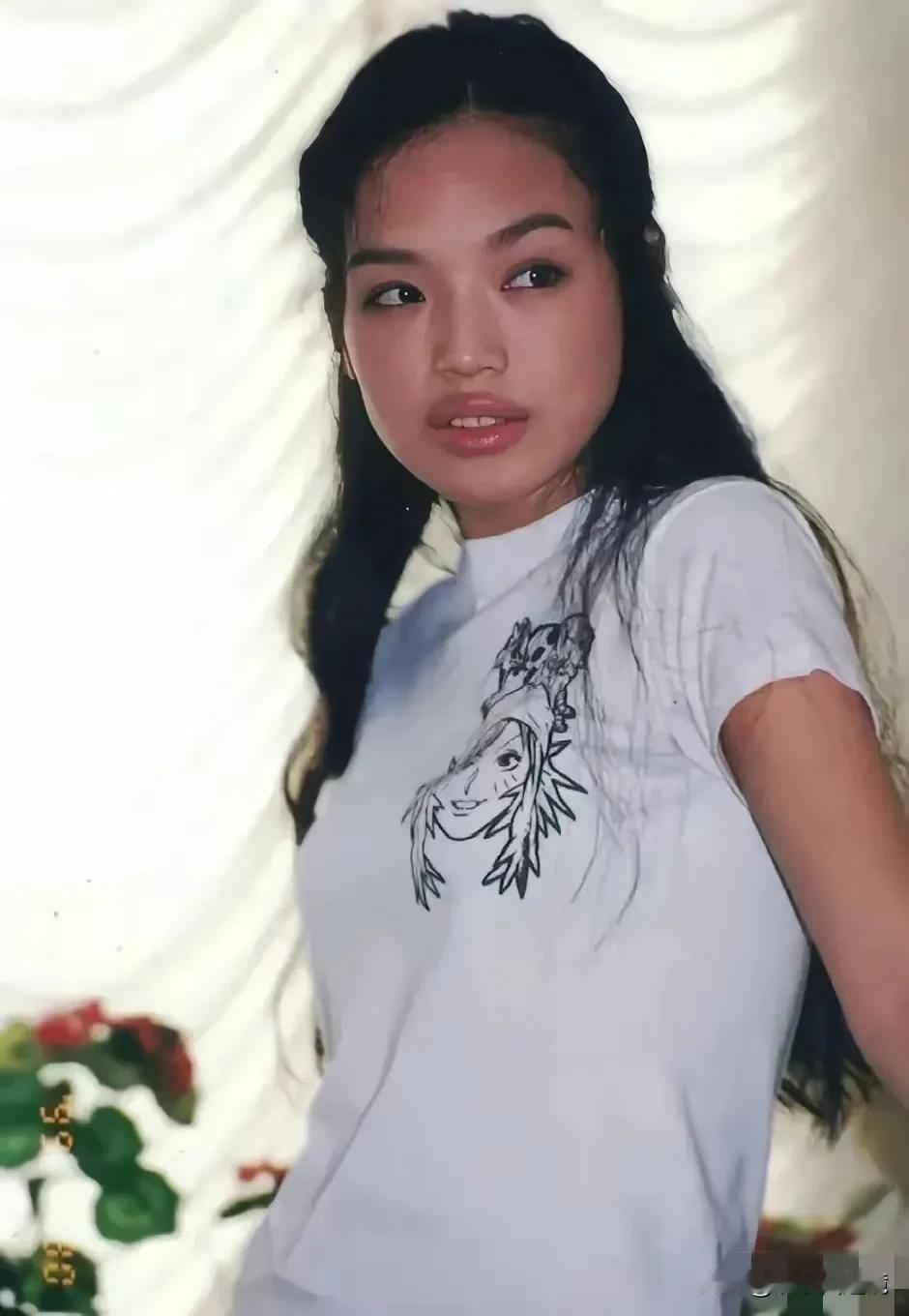 这应该是舒淇刚出道时候的样子吧，第一眼看上去，真的觉得好土好丑，特别是那张嘴巴巨