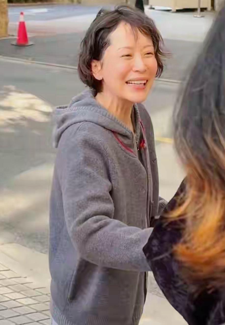 海清：今天没化妆，出门随便逛逛。

粉丝：海清姐！真的是你，素颜也超美der！