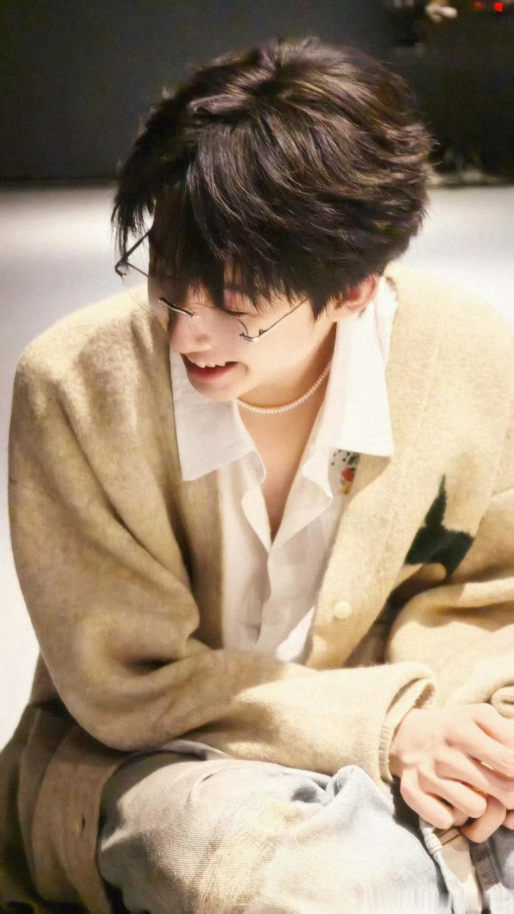 【杨博文】杨博文更新微博，眼镜斯文哥哥👓 