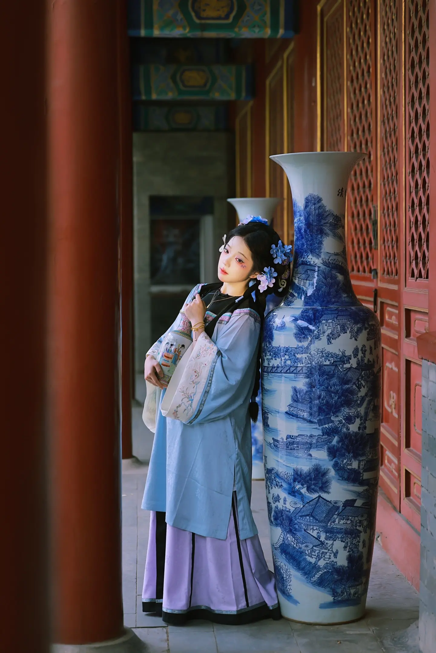 “她跪在香火萦绕续里，看不清神佛”