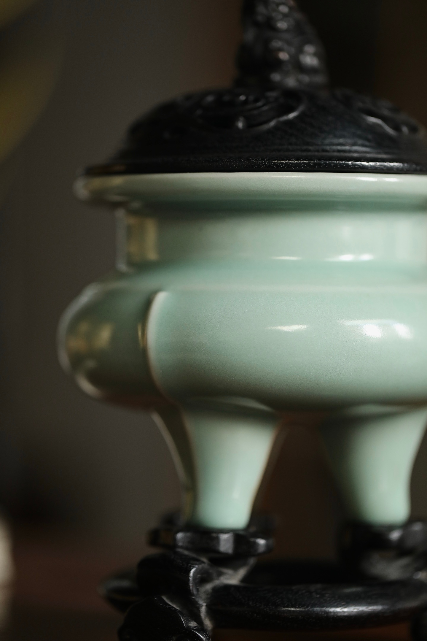 龙泉 | 三足香炉三足外撇、腹身鼓胀，尽显宋式器型的端庄典雅。炉盖与底座均为手工