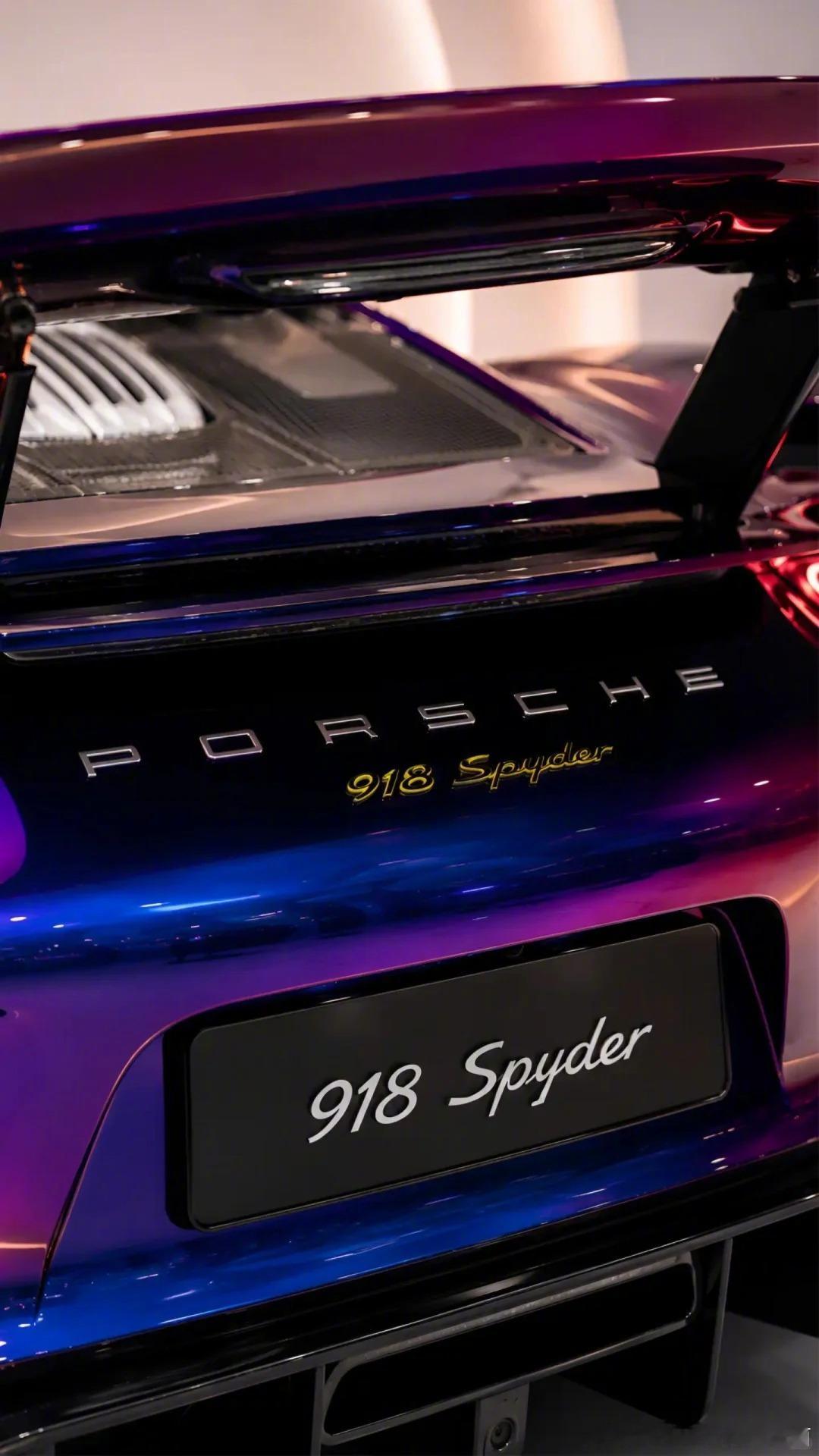保时捷918 Spyder配上这么张扬的颜色，更让人移不开眼了