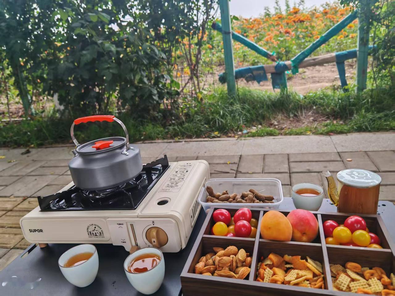 林间一壶茶，对花细细品
女儿买了一套野外做简餐的炊具，可以烧水、煮面、涮菜。
周