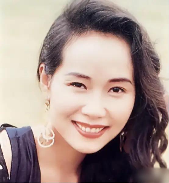 叶童回应亲哥哥李中宁当保安。叶童说，我知道他现在在香港当保安，收入很低，但我不会