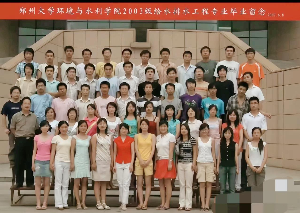 果然有些人生来就是主角
不信你看张雪峰这张大学毕业照片
你都不用仔细找，一眼就看