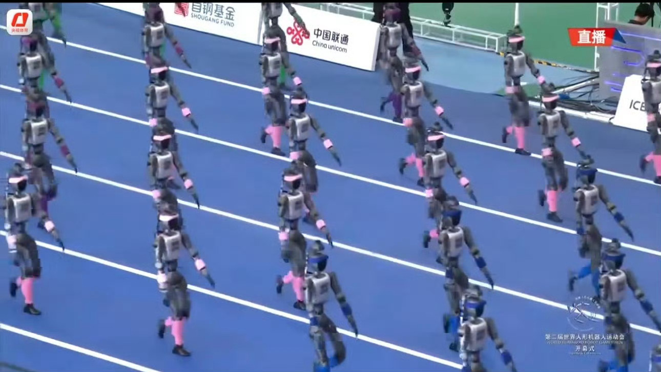 中国人形机器人跑出加速度从蹒跚跌撞大步迈进高速奔跑，中国人形机器人迎来技术飞跃。