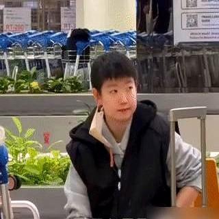 本以为孙颖莎成名后会浑身大牌，结果全网扒了半天，啥也没扒出来。

就一套黑色坎肩