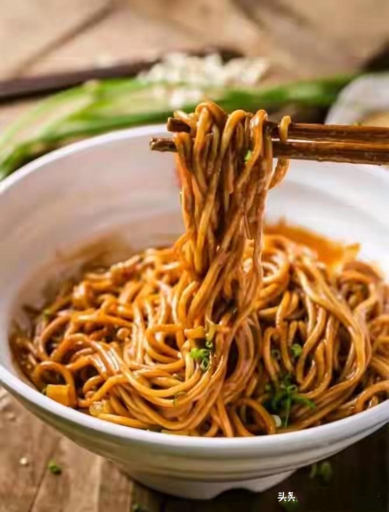 中国的十大美食：
1，四川火锅、
2，北京烤鸭、
3，广东早茶、
4，兰州牛肉面