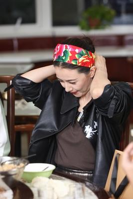 在辽宁沈阳那个地方
编剧、导演郑执携演员高圆圆、
张天爱、乔杉、孙悦
在沈阳万顺