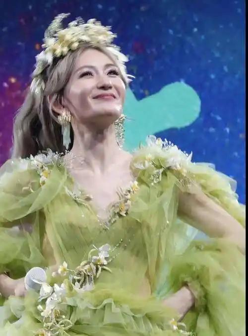 谢娜开演唱会，褒贬不一。但我觉得，现在是市场经济，有人买票，赚的盆满钵满，她的演