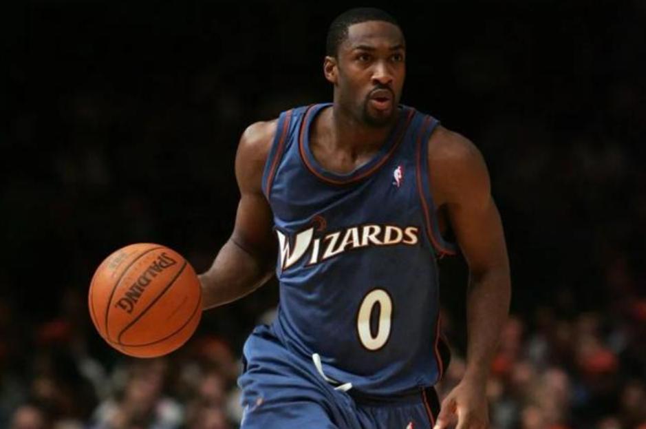 24岁的阿里纳斯和25岁的利拉德谁更强？
利拉德和阿里纳斯都是出色的得分手，两人