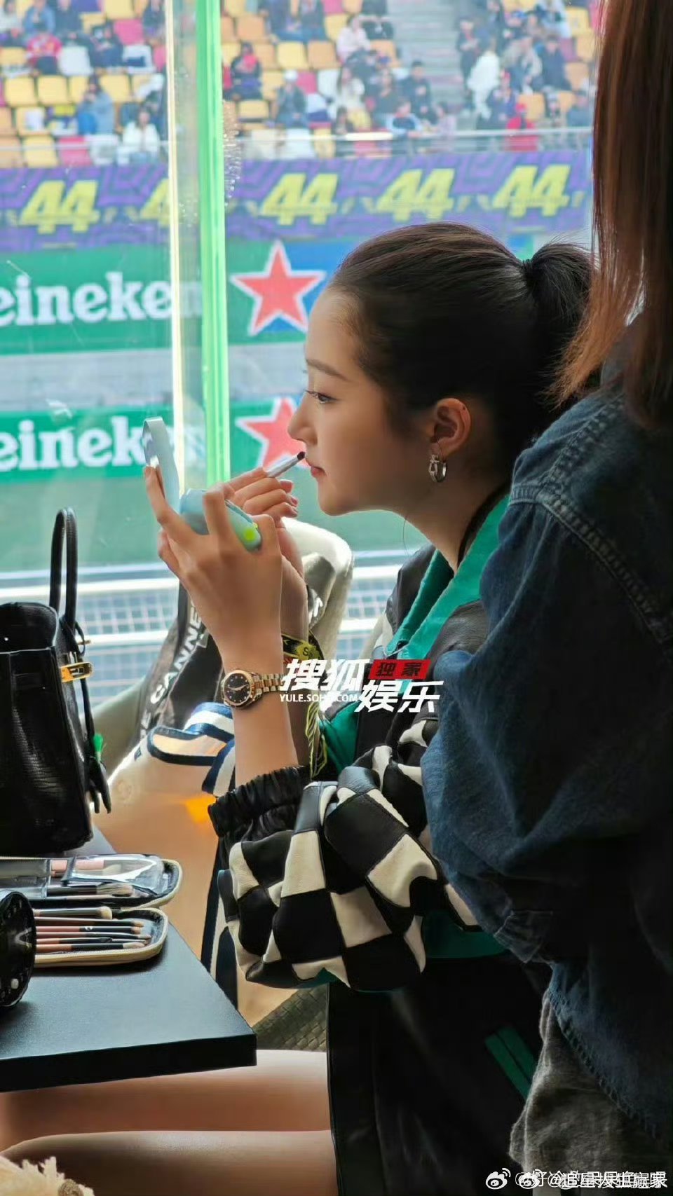 哇 上海F1赛场偶遇了关晓彤，F1路人视角也好美的完全女大学生 