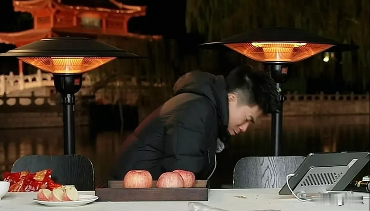 董宇辉非要徒手掰苹果
使出浑身解数也掰不开
他负气说不卖了，拿走[捂脸]
导演悄