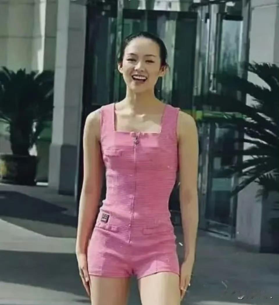 刷到章子怡大学时的老照片，总算明白她为啥能成“国际章”了！
 
这姑娘打小就长了
