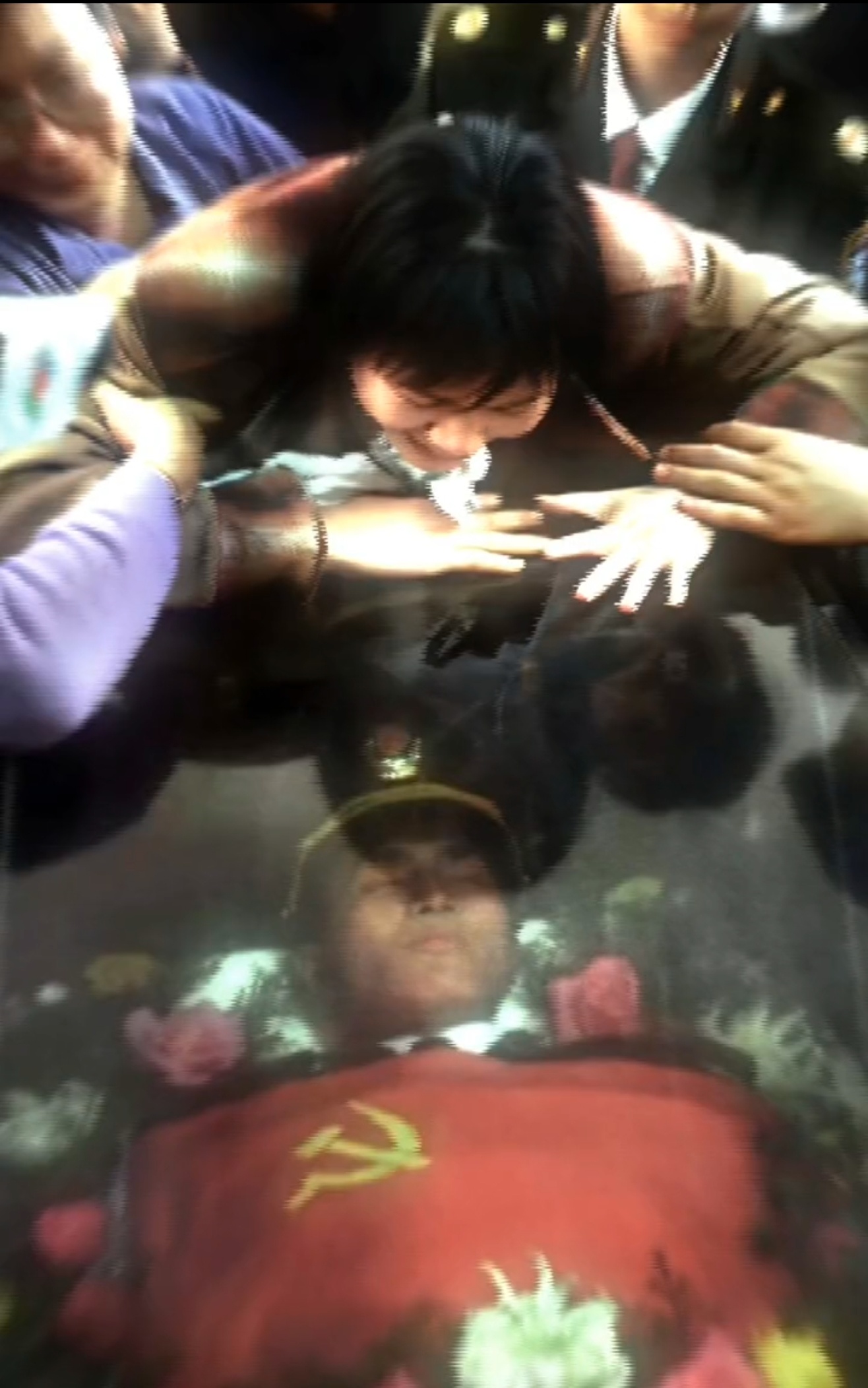 薄薄的一层玻璃却阻挡了所有的思念红星照耀中国