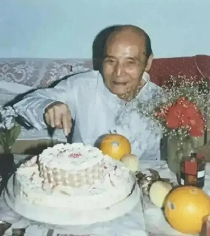 1982年潘汉年平反那天，在山西农场劳改了28年的胡均鹤坐不住了，他让儿子必须回