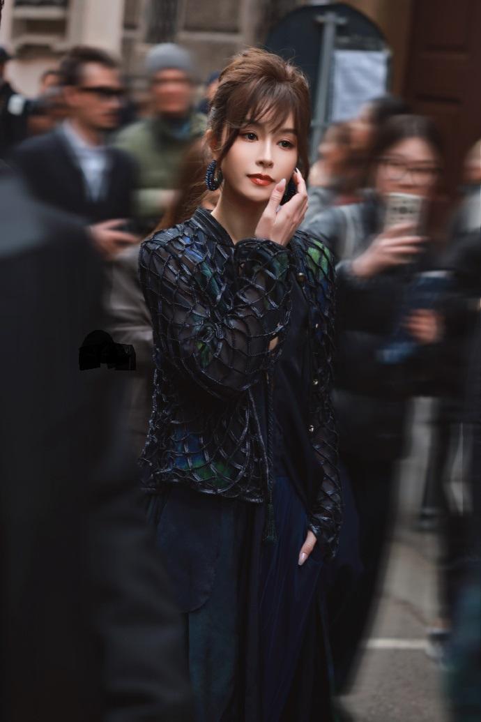 最近文咏珊亮相时装周，这次她搭配了一件很优雅的纱裙，看起来特别的美。

文咏珊里