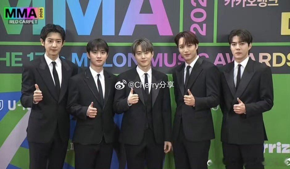 EXO时隔八年红毯合体EXO红毯合体EXO时隔八年红毯合体 