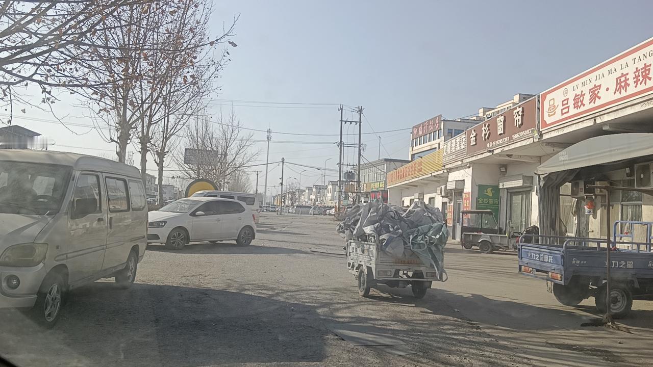 临沂城郊区的老家，几十年了，依旧还是那个样子，并没有太多的改变。老卜记。