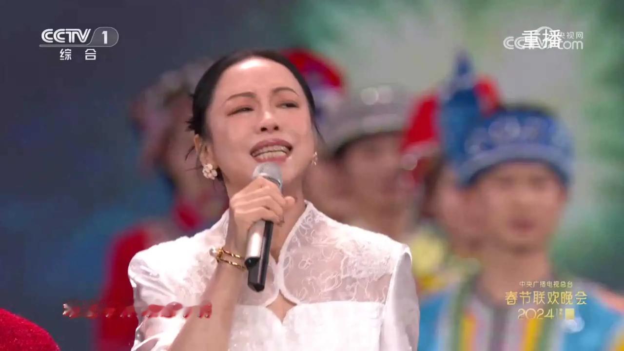 央视春晚哪个节目最有争议？《难忘今宵》！
自1983年以来，李谷一领衔演唱的《难