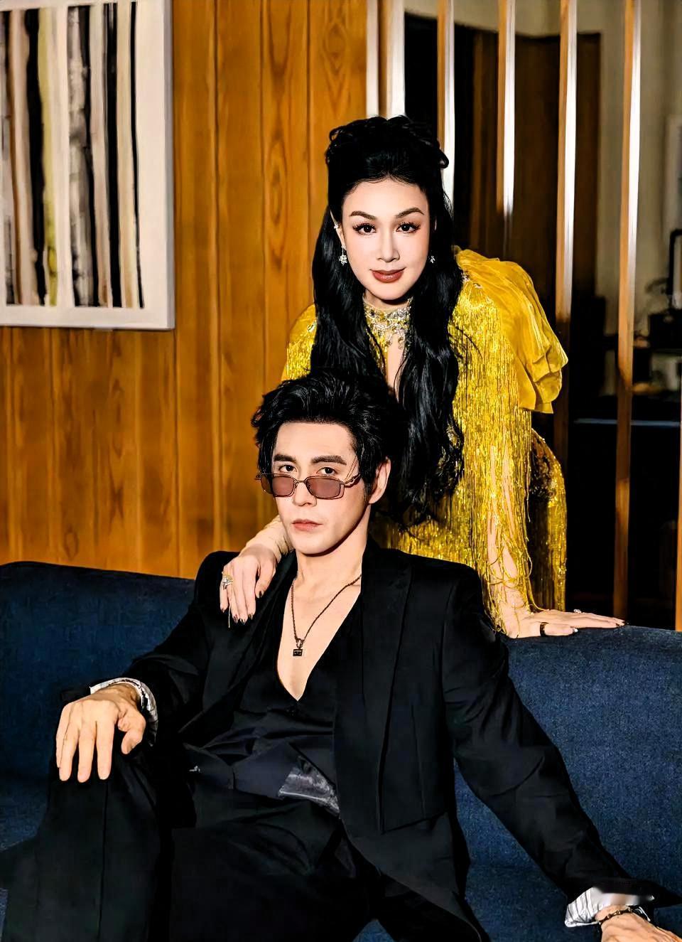 张泉灵翻完那个白眼之后，钟丽缇一直低着头，全程没说一句话。

4月14日的节目里