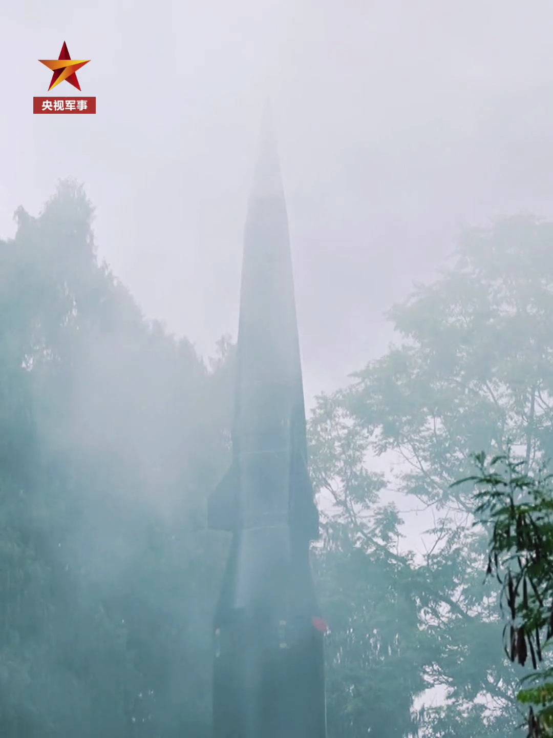 战略导弹部队组建60周年东风-17起竖 烽火问鼎计划东风快递