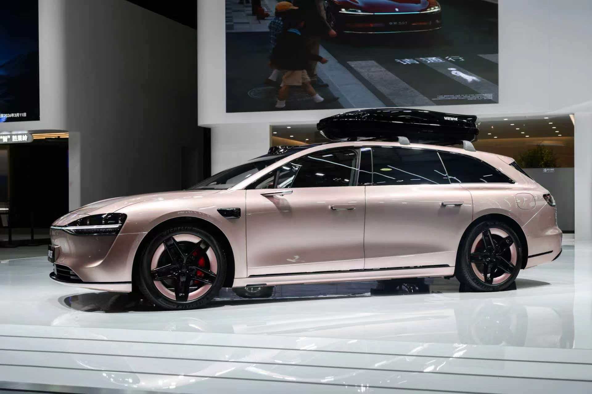 享界粉白新色正式发布春天自驾游，选车成了技术活。太商务或太家用都不合适，享界S9