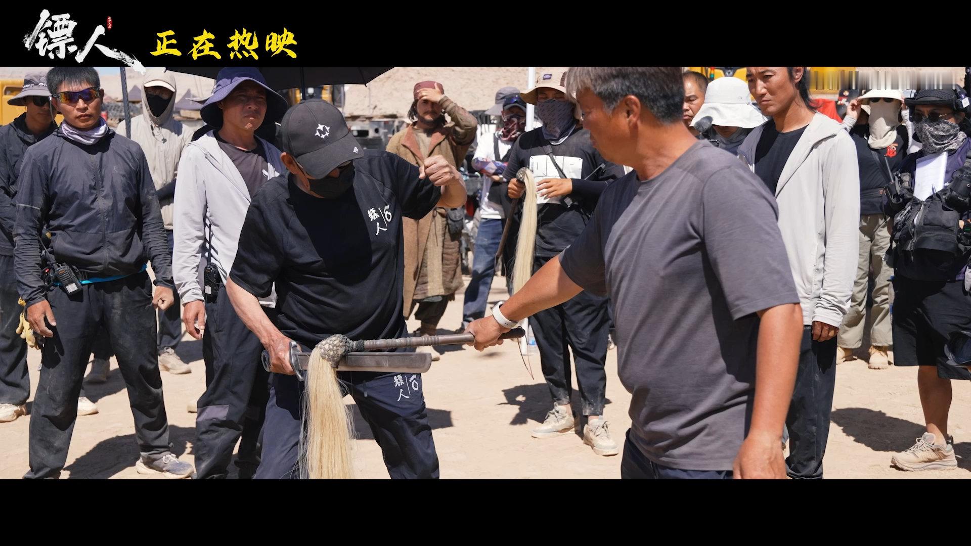 八十岁袁和平正是闯的年纪天下第一武指创新武侠的含金量片场的每一处都有袁和平忙碌的