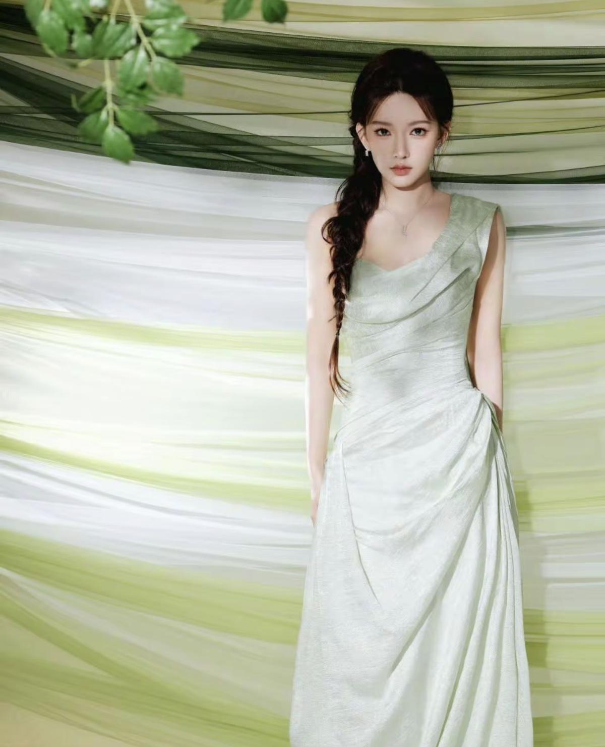 程潇的每一次亮相，都像给世界带来一场温柔的惊喜[给力]程潇的绿意大片，像一阵带着