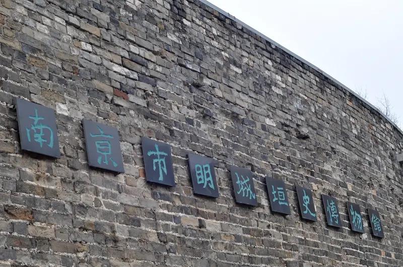 朱允炆干不过朱棣，那原因可海了去了。首先，老朱同志自己挖了个“大坑”，搞出个藩王