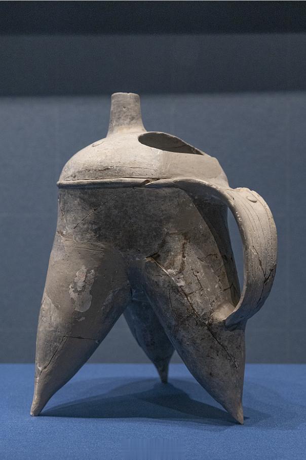 陶盉夏(约前2070一前1600年)二里头遗址出土洛阳博物馆 藏陶盉由浅灰色泥质