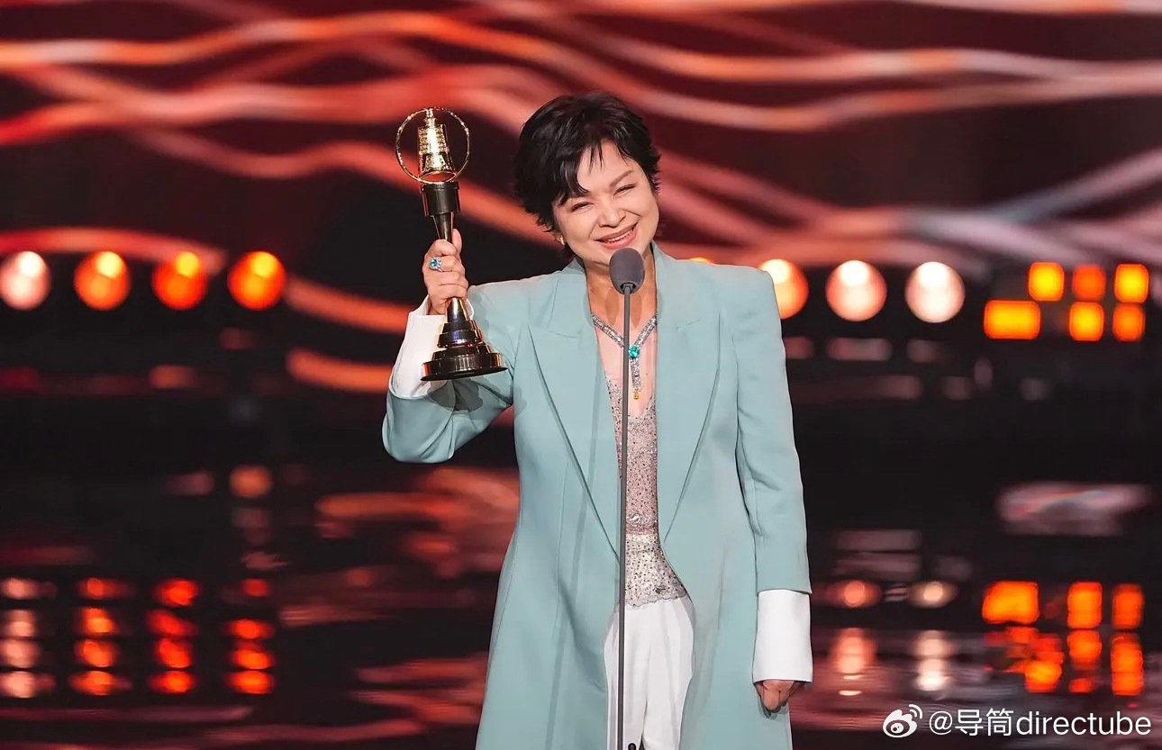 杨贵媚凭《我们与恶的距离II》获得第61届金钟奖戏剧节目最佳女主角奖！ ​​​