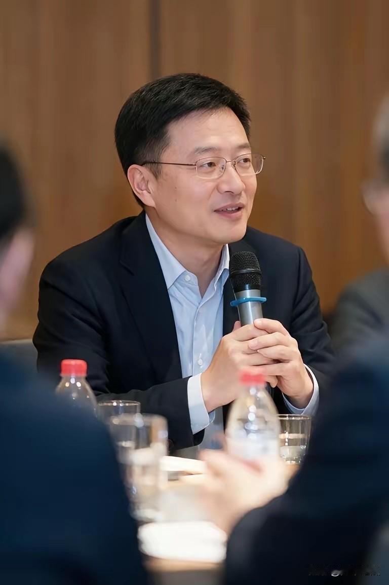 赵海峰看见长得挺帅的，戴的眼镜尽显斯文，没想到竟然是强制猥亵女下属的人，还是当地