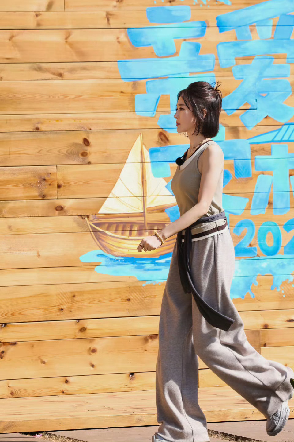 秦岚泡脚主打一个就地取材秦岚解锁垃圾桶新用处沈月找半天的垃圾桶，竟在秦岚脚上！人