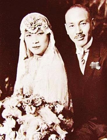 1975年，蒋介石快不行了，弥留之际，嘴里轻轻喊出一个名字：“阿凤”。
身边人面