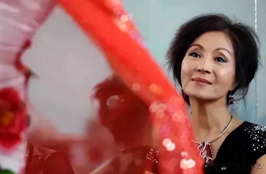 为了美，她坚持30年不吃晚饭，患癌进手术室都要化妆，不美毋宁死
在2016年的体