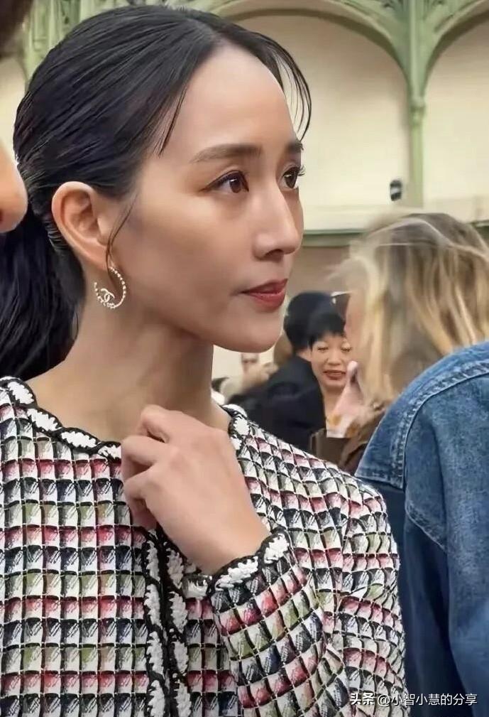 当年她可是很多人心中的女神，如今老了脸上褶皱肉眼可见，看来女神也是抵挡不住岁月，