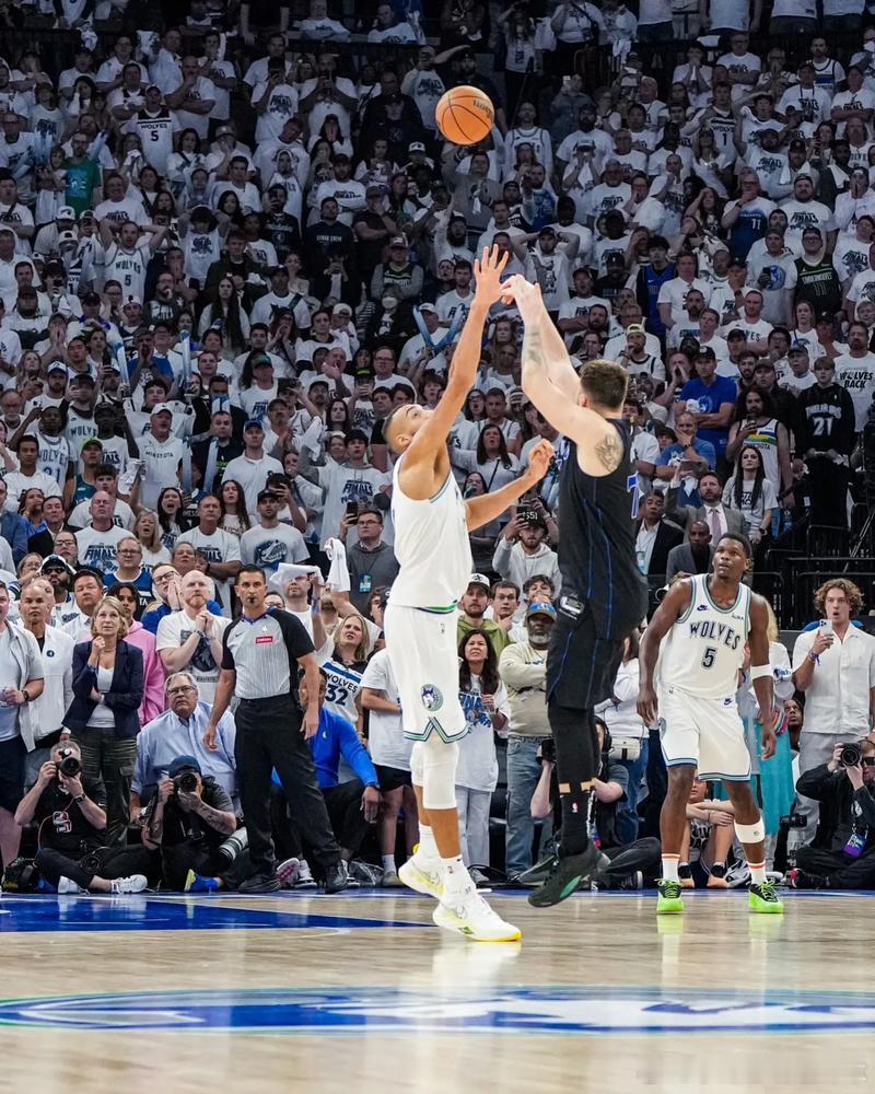 许多球迷感觉，东契奇本赛季摧毁对位的威慑力似乎有所减弱——以往那种“谁来防我都硬